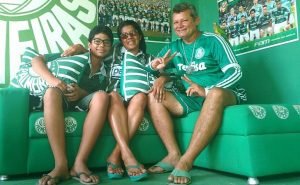 Francisco Maciel tem uma casa com incrível decoração em homenagem ao Palmeiras (Foto: Dorian Girão)