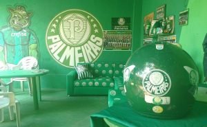 Francisco Maciel mandou fazer até um estofado com escudos do Palmeiras (Foto: Dorian Girão)