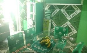 Francisco Maciel mandou fazer até um estofado com escudos do Palmeiras (Foto: Dorian Girão)