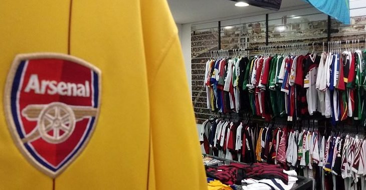 Loja de shopping de Curitiba é especializada em camisas de futebol antigas