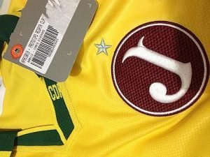 Na etiqueta da camisa consta a inscrição "protótipo" (Foto: Hamilton Kuniochi)