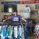 O comerciante é o maior colecionador de camisas do Aimoré-RS (Foto: Acervo pessoal)