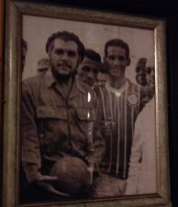 Decoração do bar possui incríveis relíquias (Foto: Rafael Luis Azevedo/Verminosos por Futebol)