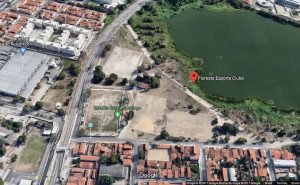 Assim era o terreno antes da venda, em 2012. Somente o espaço do estádio era murado (Foto: Google Maps)