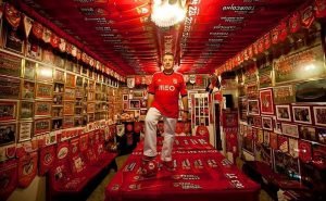 Joaquim Castro, de 59 anos, coleciona artigos do Benfica desde 1997 (Foto: Divulgação)