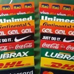 As plaquinhas são feitas com embalagens tetrapack e adesivo (Foto: Divulgação)