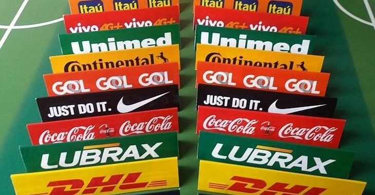 Designer produz placas de publicidade para mesas de futebol de botão