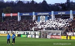O pequeno estádio do WSC é o mais antigo da Áustria (Foto: Divulgação)