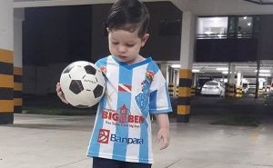Arthur é torcedor do Paysandu, por influência do pai, o paraense Andson (Foto: Reprodução)