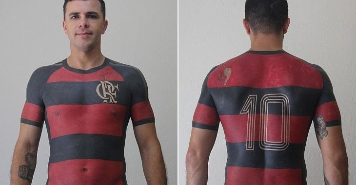 Torcedor do Flamengo conclui incrível tatuagem da camisa do time no corpo