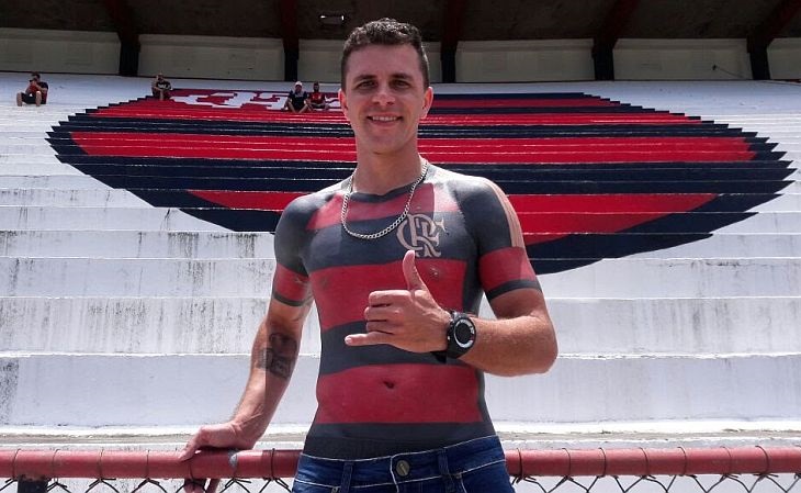 Depression Beak obesity Torcedor do Flamengo conclui incrível tatuagem da camisa do time no corpo
