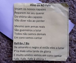 Papel distribuído na arquibancada do estádio da AD Fafe (Foto: Rodrigo Soares)