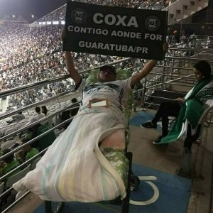O cara é fiel... Olha ele no estádio do Corinthians (Foto: Reprodução Facebook)