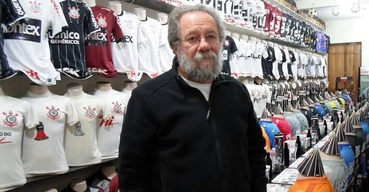 Colecionador exibe incrível coleção de camisas do Corinthians em restaurante em São Paulo