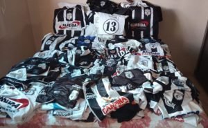 Baduzinho coleciona camisas do Treze desde 2002 (Foto: Acervo pessoal)