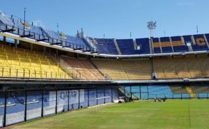A arquibancada da La Bombonera parece um paredão de tão ingrime (Foto: Samuel Colares)