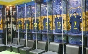 O tour permite ver os 6 troféus da Libertadores e 3 do Mundial (Foto: Samuel Colares)