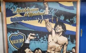 O tour permite ver os 6 troféus da Libertadores e 3 do Mundial (Foto: Samuel Colares)