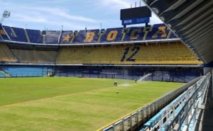 O tour permite ver os 6 troféus da Libertadores e 3 do Mundial (Foto: Samuel Colares)