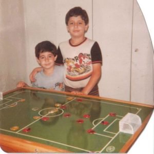 Ricardo Bucci (o menor) conheceu o futebol de botão em 1977 (Foto: Acervo pessoal)