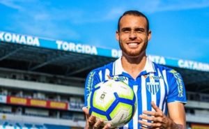 Pedro Castro é, ao lado do atacante Getúlio, o atleta do Avaí que mais entrou em campo nesta temporada (Foto: Divulgação)