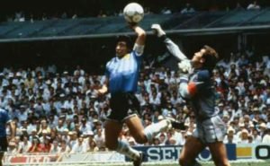 Maradona usou a mão, mas não foi pego pelo juiz (Foto: Reprodução)