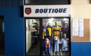 A loja do Madureira fica dentro da sede do clube (Foto: Jorginho O Lendário/Verminosos por Futebol)