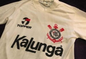 Camisa do Corinthians de 1985/86 foi fabricada pela Dellerba com a marca Topper (Foto: Reprodução)