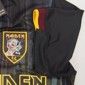 O escudo é bordado e as inscrições na blusa, em adesivo emborrachado (Foto: Divulgação)