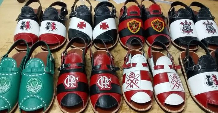 Artesão do Cariri produz sandálias de couro temáticas de times de futebol