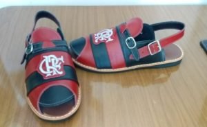 As sandálias de couro do Flamengo são as mais pedidas (Foto: Divulgação)