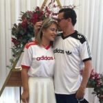 Wal e Elisabete casaram com camisas de treino da Adidas dos anos 80 (Foto: Acervo pessoal)