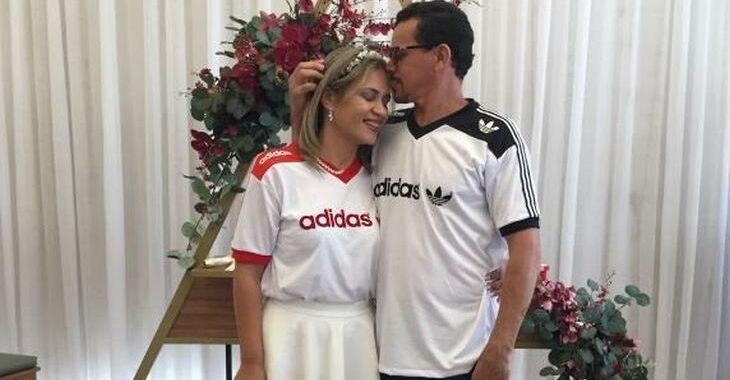 Casal do DF casou vestindo camisas retrô de treino da Adidas dos anos 80