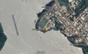 Em imagens de satélite fica mais fácil de entender a posição do estádio em relação ao rio (Foto: Google)