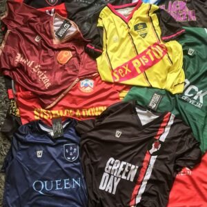 As camisas de futebol de bandas são vendidas por R$ 89,90 (Foto: Divulgação)