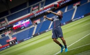 Neymar tem um gosto particular por carros milionários (Foto: Reprodução)