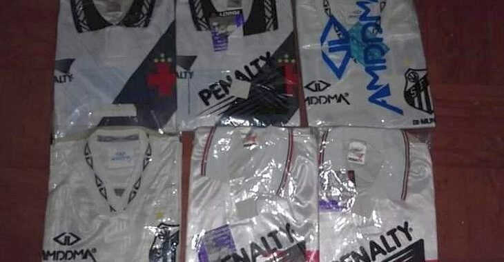 Colecionador achou 120 uniformes dos anos 90 “perdidos” em lojinha do interior gaúcho