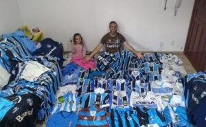 Rérinton Oliveira tem um foco de coleção em artigos do Grêmio (Foto: Acervo pessoal)
