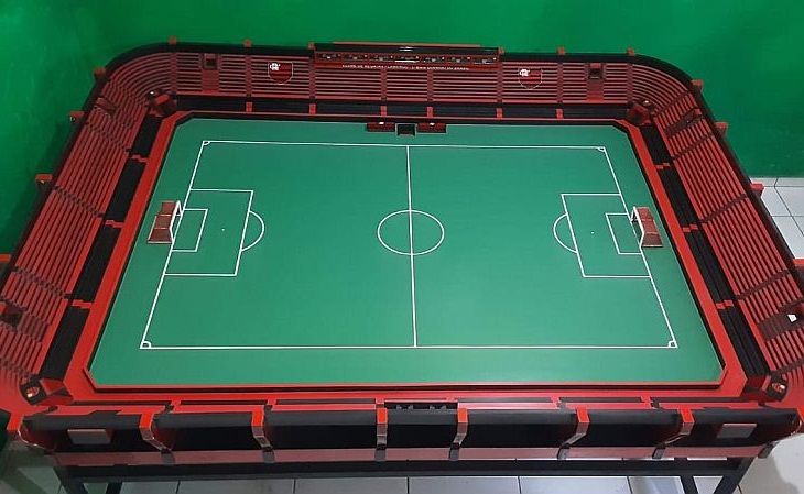 Jogador de futebol de botão constrói suas próprias mesas no formato de estádio