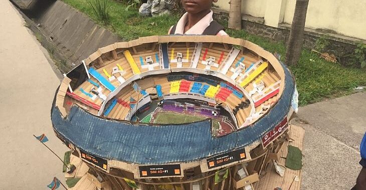 Garoto do Congo que sonha virar arquiteto faz maquetes de estádios com papelão