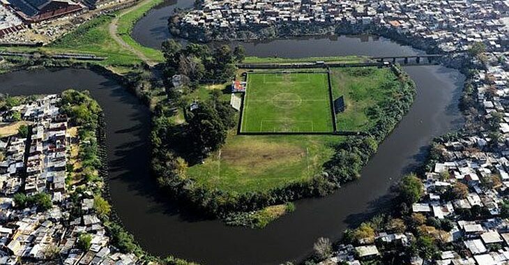 Saturnino Moure, o estádio argentino (quase) totalmente cercado por um rio