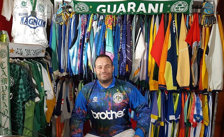 Álvaro possui uma coleção única de camisas do Guarani (Foto: Acervo pessoal)
