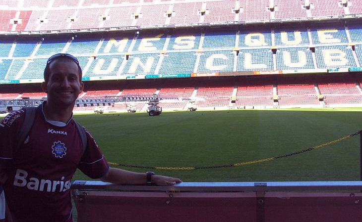 Ednei teve a oportunidade de pisar no gramado do Camp Nou (Foto: Acervo pessoal)