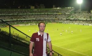 Felipe já foi a quase 100 estádios diferentes desde 1987 (Fotos: Acervo pessoal)