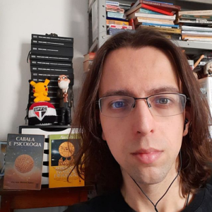 Rafael é professor, escritor, dramaturgo, psicanalista e astrólogo (Foto: Divulgação)