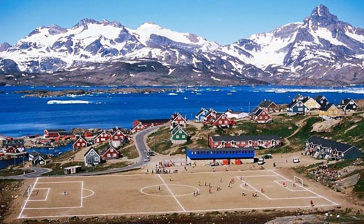 O futebol "hiberna" por 10 meses na Groenlândia, onde a temperatura atinge -25ºC (Foto: Red Bull)