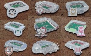 Os pins de estádios, em geral, custam 3 libras, ou R$ 18,70 (Foto: Divulgação)