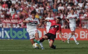 O duelo em dois jogos vale vaga na final de partida única (Foto: Rubens Chiri/São Paulo)