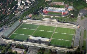 O Strahov é o maior estádio do mundo, com 250 mil lugares e oito campos dentro (Foto: Dan Materna)
