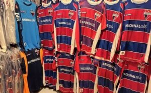 É a 2ª vez que Gildo reúne as 11 camisas de um time do Fortaleza (Foto: Acervo pessoal)